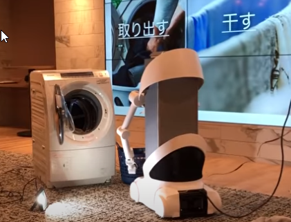 El robot de Mira Robotics que coloca la ropa en la lavadora